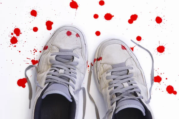 Çocuklara karşı şiddet. Kullanılmış kanlı spor ayakkabılar — Stok fotoğraf