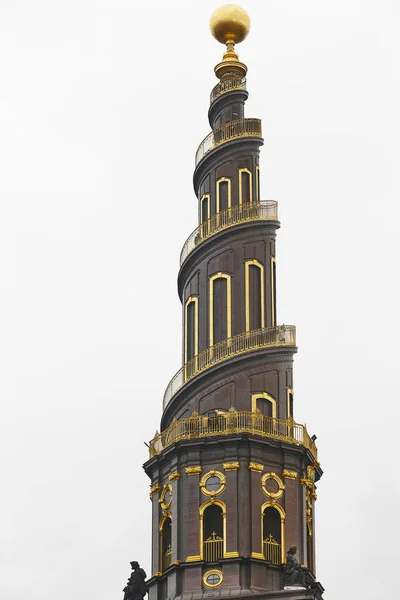 Kodaňský vor se stará o kostel se starou slavnou serpentinskou věží. Tenm — Stock fotografie