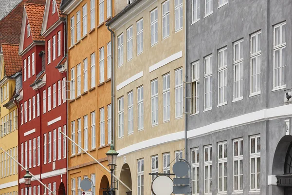 Kopenhag şehir merkezinde geleneksel renkli cepheler. Nyhavn, — Stok fotoğraf