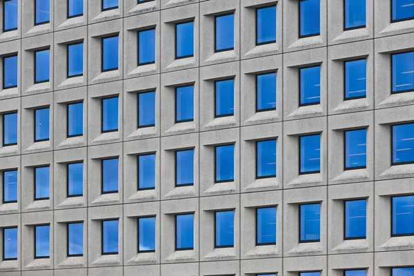 Façade moderne en béton avec fenêtres géométriques. Contempo — Photo