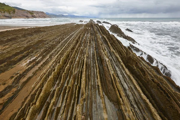 Flysch drammatica formazione rocciosa Mare cantabrico a Zumaia, Euskadi — Foto Stock