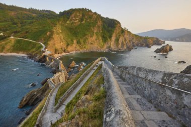 İspanya'da gün batımı dramatik sahil şeridi. San Juan de Gaztelugatxe