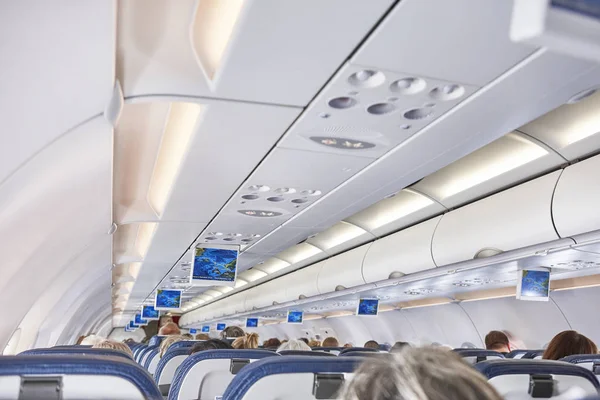 飞机内部与座椅和显示与gps。运输 — 图库照片