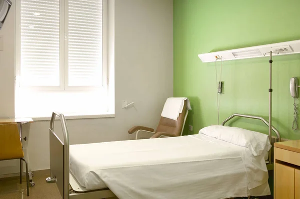 Interno della stanza d'ospedale. con letto. Trattamento sanitario — Foto Stock