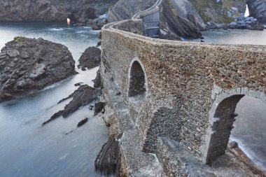 İspanya'da gün batımı dramatik sahil şeridi. San Juan de Gaztelugatxe
