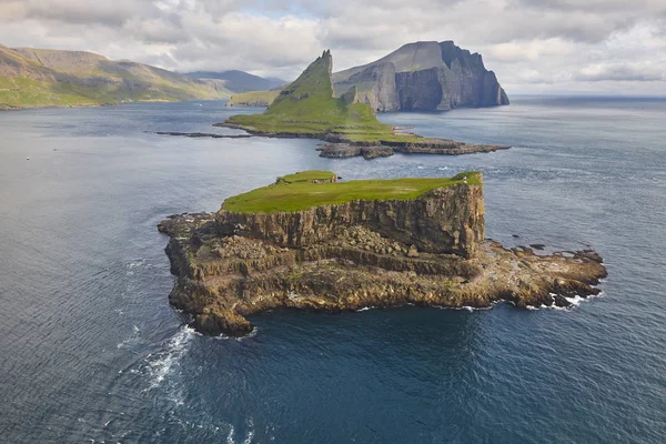 Wyspy Owcze dramatyczne wybrzeża oglądane z helikoptera. W: Vagar f — Zdjęcie stockowe