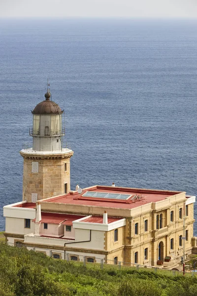 Farol de pedra de Matxitxaco e mar cantábrico em Euskadi. Espanha — Fotografia de Stock