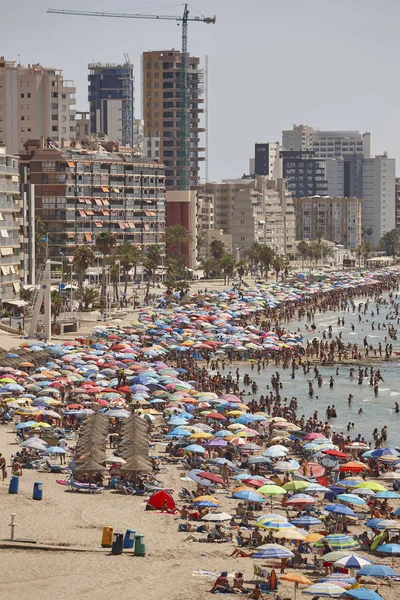 Mittelmeerküste in Spanien. Calpe Beach. Sommermassen. Das Problem ist nur, dass die Menschen, die in Deutschland leben, nicht wissen, was sie tun sollen. — Stockfoto