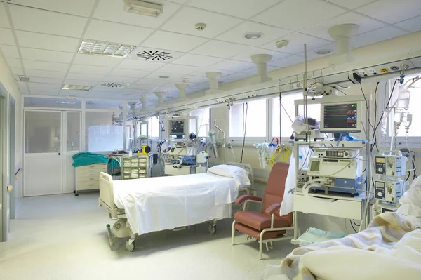 Sjukhus intensivvårdsavdelning med sängar utrustning. Health Center — Stockfoto