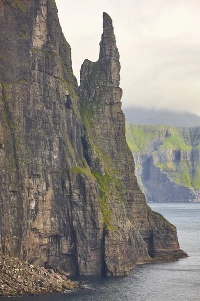 Faroe adaları, Sandavagur yığını. Vagar isl içinde Trollkonufingur