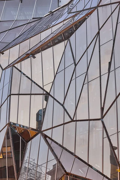 Vidro de fachada de edifício moderno feito exterior. Arquita contemporânea — Fotografia de Stock