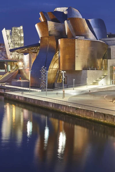Bilbao downtown Guggenheim museum titanium metallic facade by ni — Stock Photo, Image
