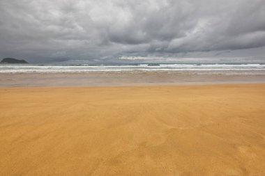 Bulutlu günde Zarautz kum plajı. Bask ülkesi, İspanya