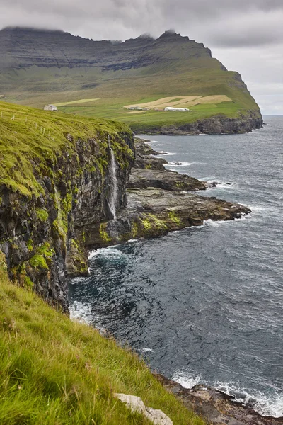 Faroe adaları kıyı şeridinde Şelale. Vidoy Vidareidi köyü — Stok fotoğraf