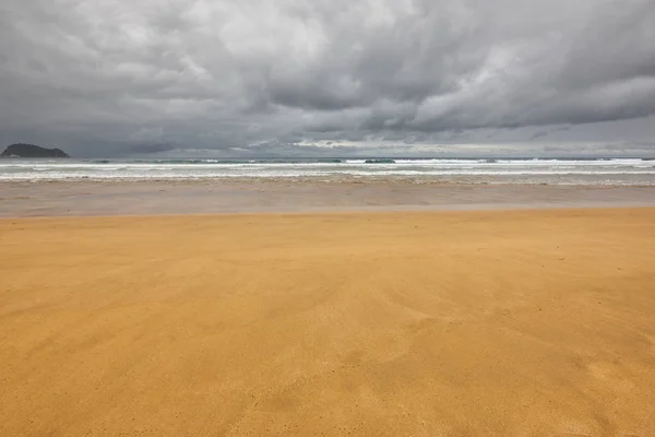 Praia de areia Zarautz em dia nublado. País Basco, Espanha — Fotografia de Stock