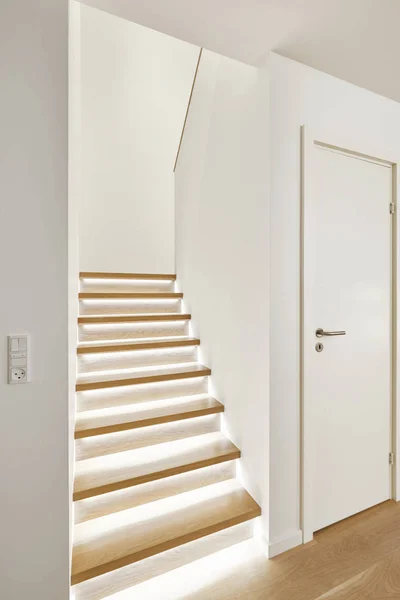 Home interieur met stijlvolle houten verlichting trap witte wal — Stockfoto
