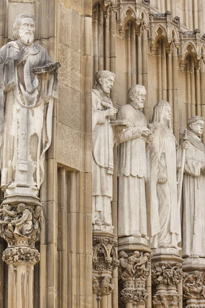 Fachada Catedral decorada con estatuas de piedra en Vitoria, España — Foto de Stock