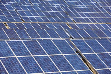 Güneş paneli tesisi. Sürdürülebilir yenilenebilir enerji enerjisi. 