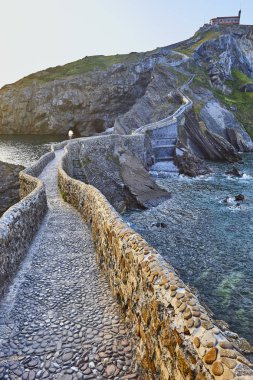 İspanya'da gün batımı dramatik sahil şeridi. San Juan de Gaztelugatxe