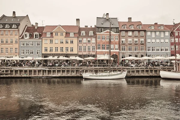 Het centrum van copenhaguen. Nyhavn Canal Cityscape kleurrijke buildin — Stockfoto