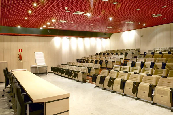 Sala de conferências interior com assentos e placa. Ninguém. — Fotografia de Stock