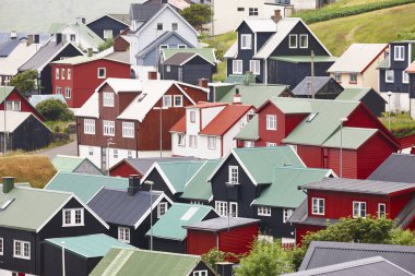 Faroe adalarında renkli evler ile pitoresk köy. Denmar