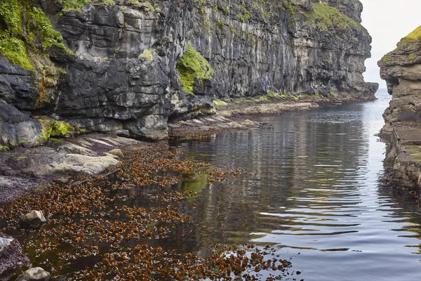 Natural Rocky Harbor i Gjogv, Eysturoy Island, Färöarna, D — Stockfoto