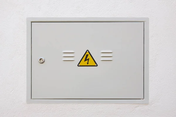 Ηλεκτρικό κιβώτιο μετρητή μεταλλική πόρτα και λευκό τοίχο. Προειδοποίηση — Φωτογραφία Αρχείου