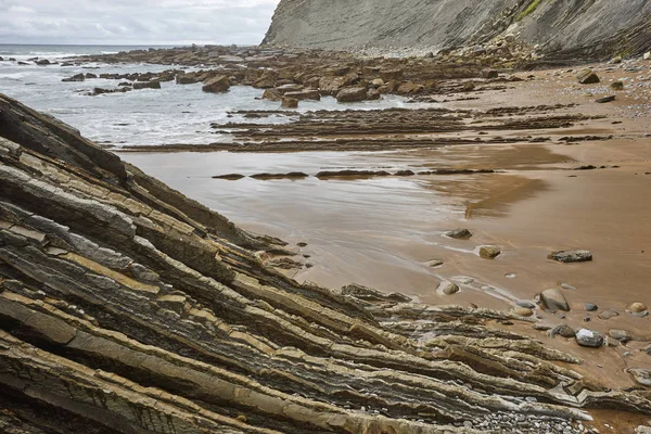 Rock dramatyczny flysch formacji Kantabric morza w Zumaia, Euskadi — Zdjęcie stockowe