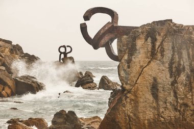 Donostia kıyı şeridi dönüm noktası kaya oluşumları. Peine del Viento. S