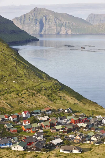 Traditionella Färöarna kust färgade byn i Eysturoy, — Stockfoto