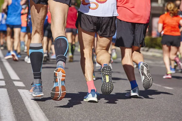 Maratoneti in strada. Uno stile di vita sano. Atleti — Foto Stock