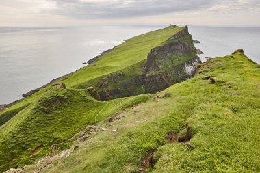 Faroe adalarındaki Mykines kayalıkları ve deniz feneri. Yürüyüş noktası