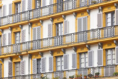Geleneksel beyaz sarı bina cephe Donostia eski şehir, Spai