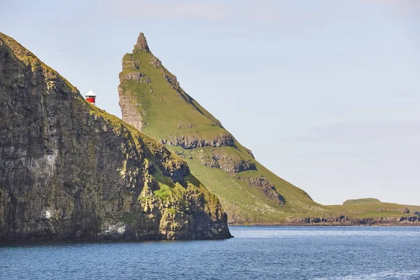 Islas Feroe costa acantilados paisaje en la isla de Vagar . — Foto de Stock