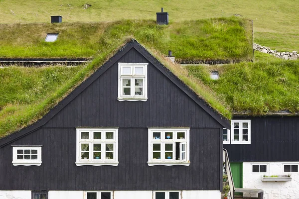 Traditionele Faeröer-eilanden turf huizen met zwarte houten gevels — Stockfoto