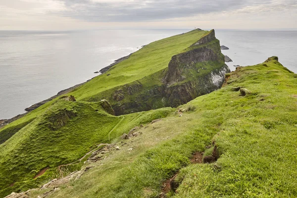 Mykines klippor och fyr på Färöarna. Vandrings landmärke — Stockfoto