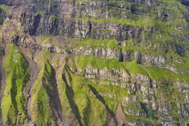 Faroe adalarında yeşil kayalık dağ fiyort manzara. Danimarka