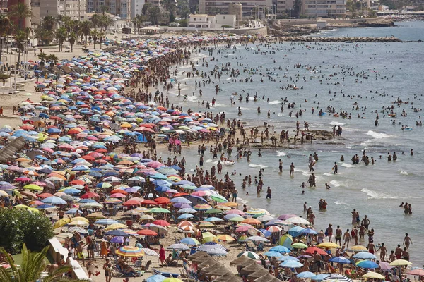 Costa Mediterránea en España. Playa de Calpe. Multitud de verano. Ali. — Foto de Stock