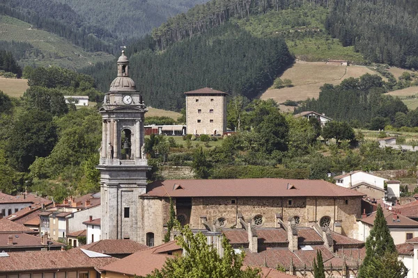 Vila rural basca de Onati, igreja de San Miguel. Espanha — Fotografia de Stock