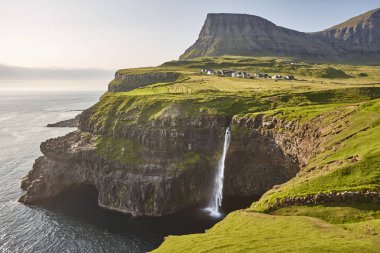 Vagar'da şelale ve kayalıklar. Faroe Adaları kıyı şeridi. Gasaladu