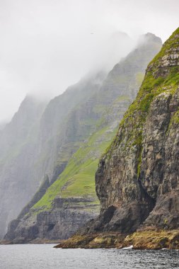 Pitoresk yeşil kayalıklar manzara ve Atlantik Okyanusu. Faroe isl