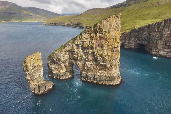 Faroe adaları dramatik kıyı şeridi helikopterden izlendi. Vagar c — Stok fotoğraf