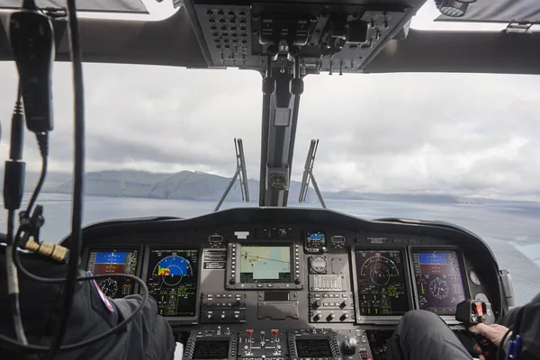 Hubschrauberkabine fliegt über Färöer-Inseln. Dänemark — Stockfoto