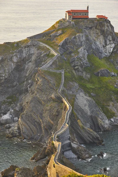 Dramatické pobřeží západu slunce. San Juan de Gaztelugatxe — Stock fotografie