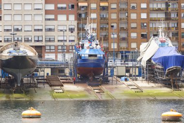 Bermeo gemileri ile geleneksel gemi limanı. Bask cou