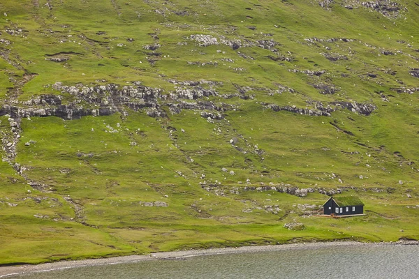 Traditionele Faeröer groen landschap met schilderachtige turf huis — Stockfoto