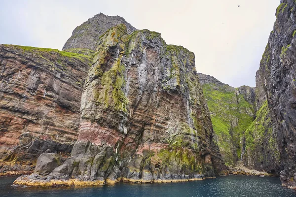 Vestmanna çarpıcı kayalıklar ve Atlantik Okyanusu, fil. Faro — Stok fotoğraf