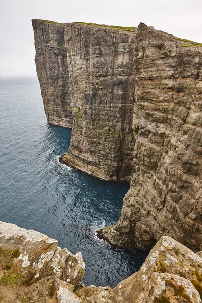 Dramatic atlantic rocky coastline cliffs landscape in Vagar. Far — Stock Photo, Image