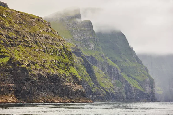 Stunning cliffs in Faroe islands coastline. Vestmanna boat trip — Stock Photo, Image